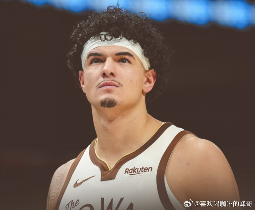 NBA常规赛，勇士主场109-106险胜篮网。赛后球队官方评选本场最佳，桑托斯无