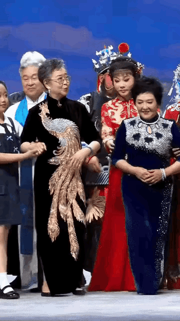 曲剧百年合影看清人品！抢C位败好感，周玉珍的谦让才是老艺术家风骨。河南曲剧百年庆