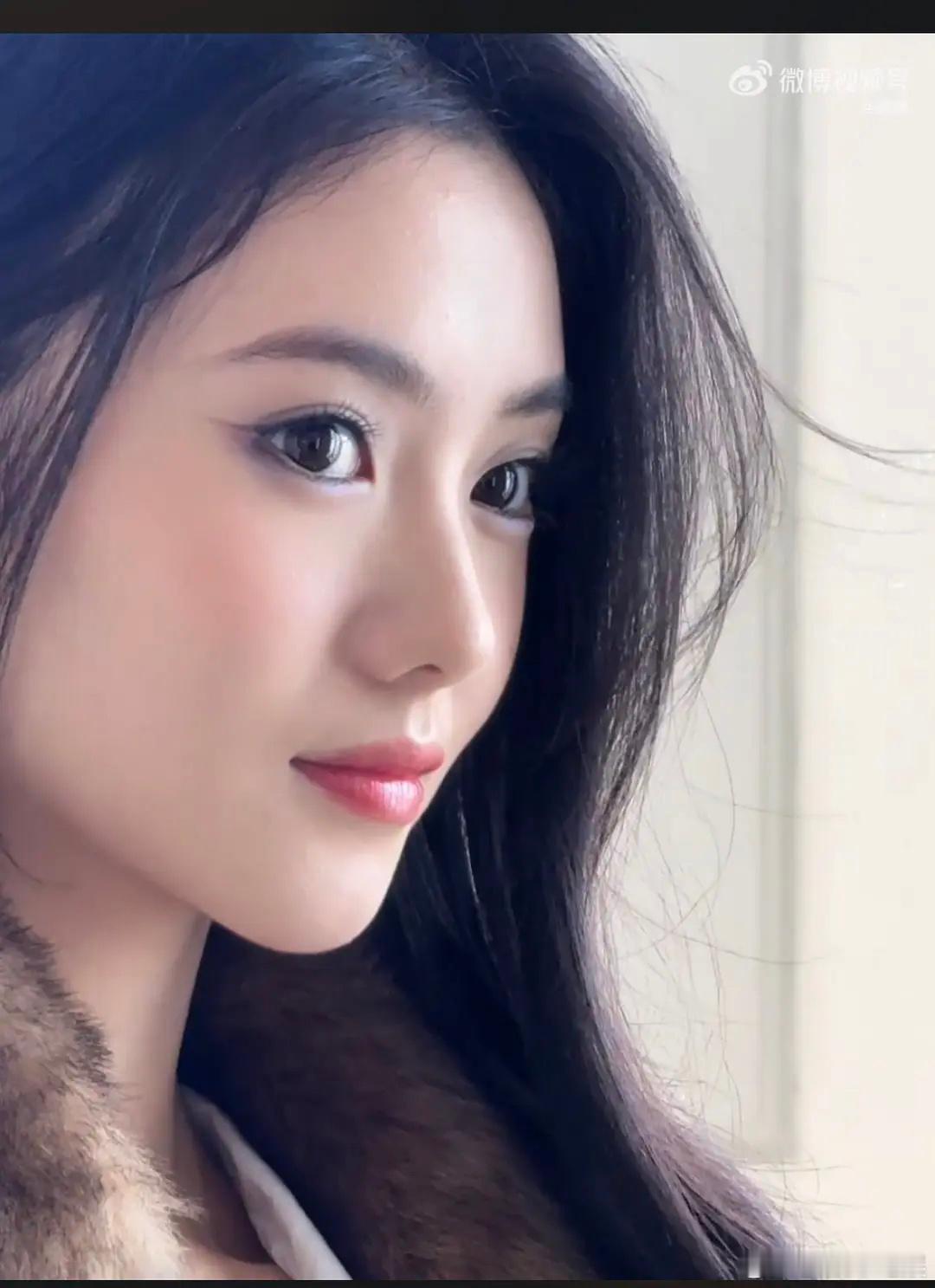 刘浩存miumiu看秀造型怼脸视频截图，审判一下妆造，好看吗？ ​​​