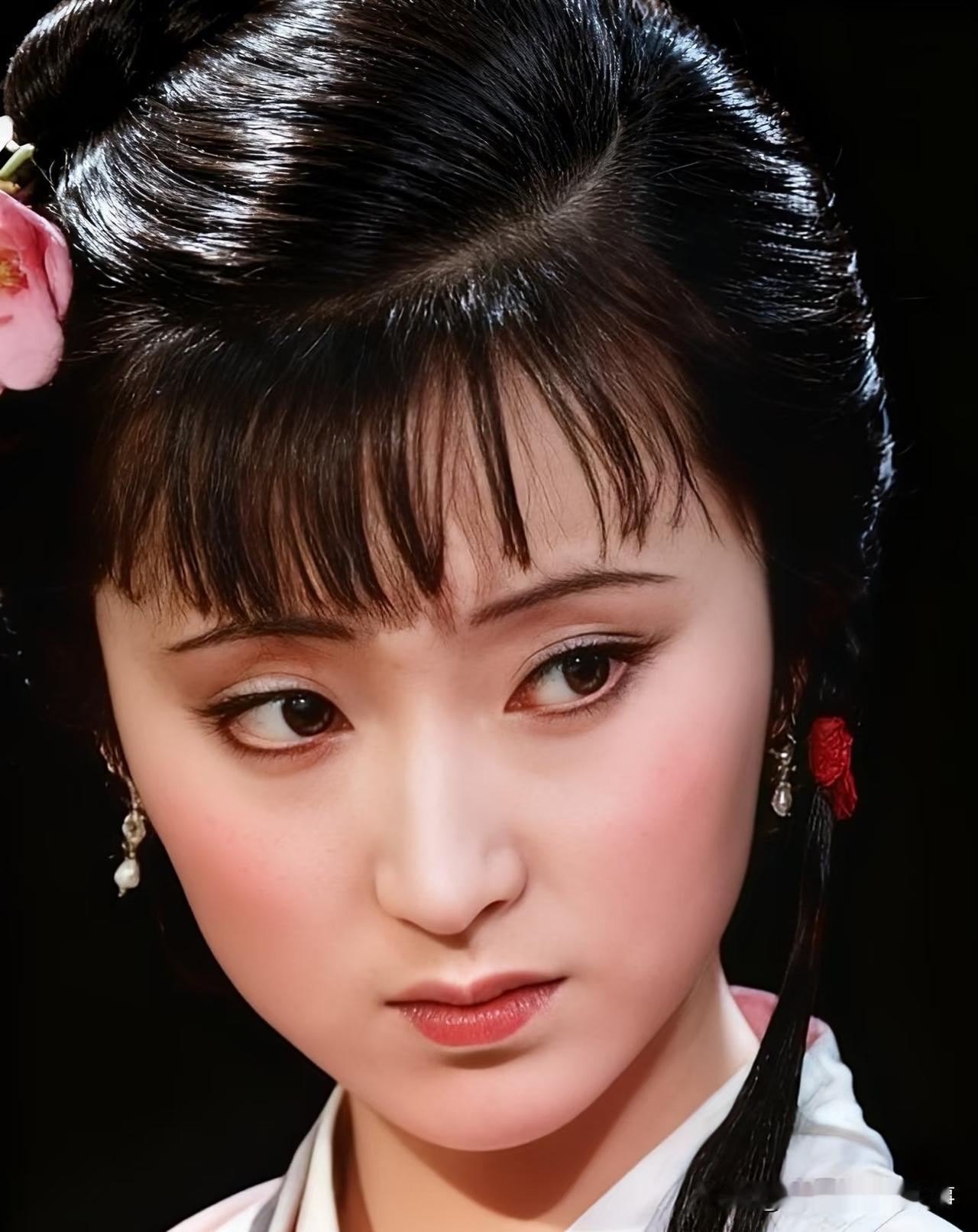 黛玉葬花从不是单纯的自怨自艾，而是心怀众生的共情，是对底层女性坎坷命运的深切哀叹