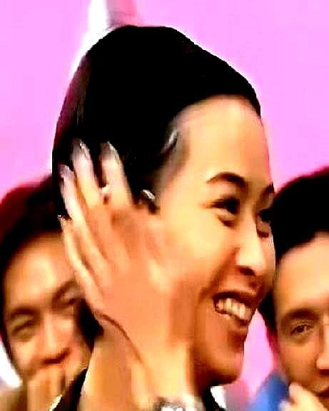 【黄金三行】  
天后被追问“为什么生孩子”，她掀眼皮：“喜欢啊，不然生她干嘛？