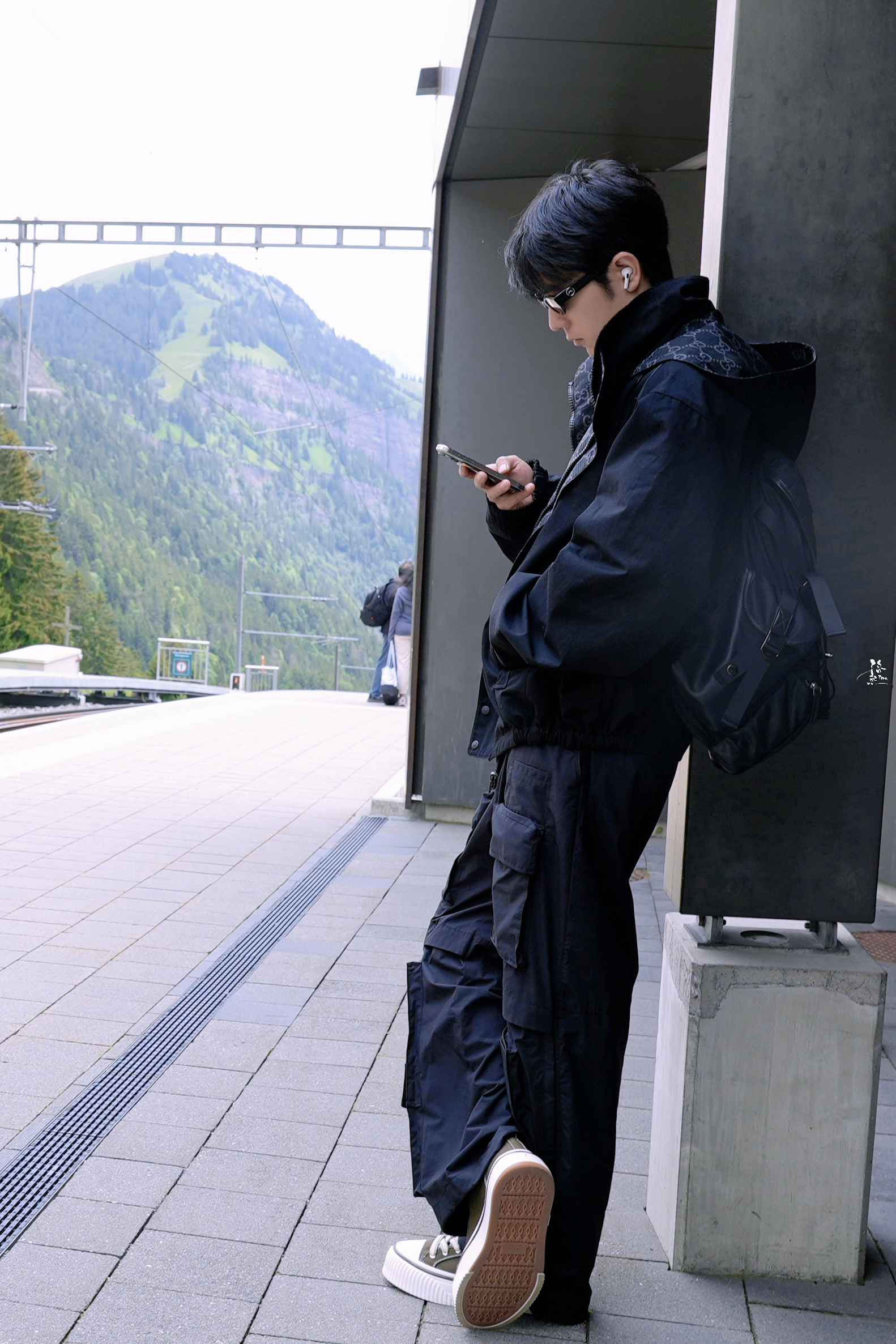 肖战 造型◎肖战单手飞身上马想和你一起，把山川湖海都走一遍。从此人间烟火，皆是并