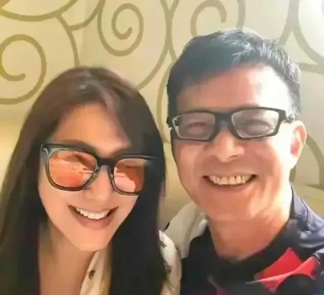 近期有新闻报道，62岁的著名演员黄日华向他的妻子关宝慧求婚，这件事情引起了网友的