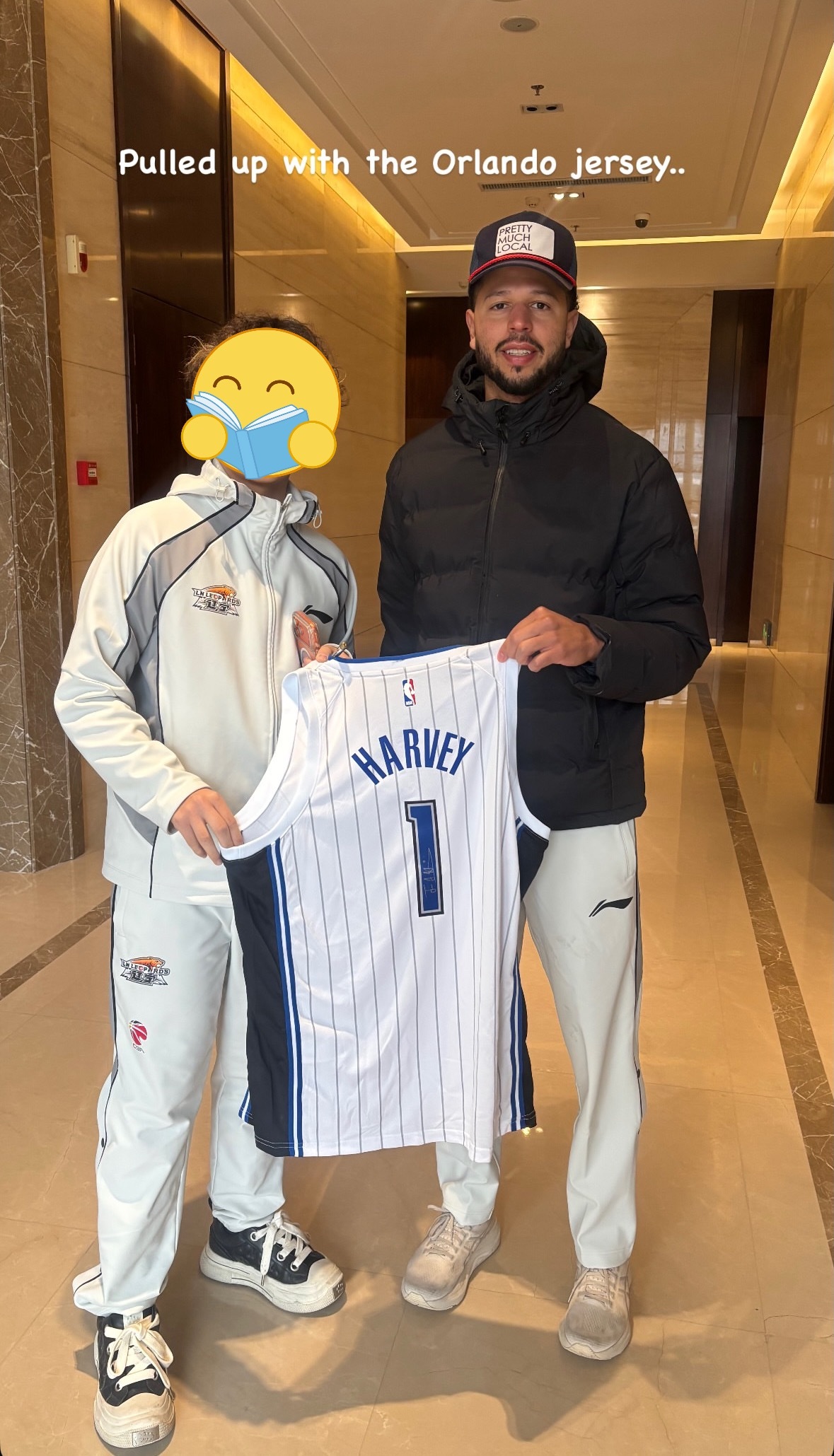 哈维更新ins story 辽宁球迷拿着他在魔术队时期的球衣找他签名✍️有心了哈