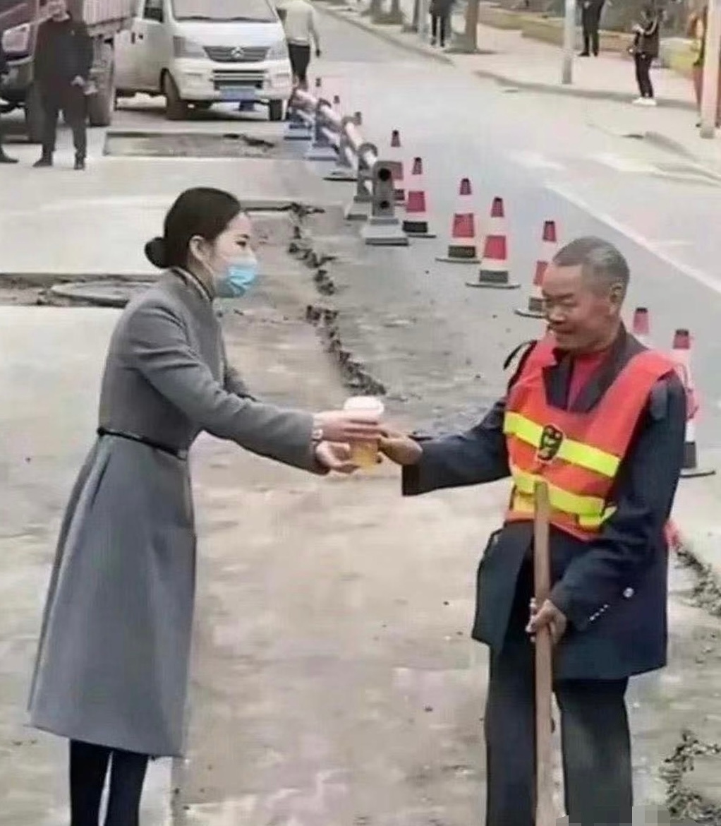 被第一张图感动 被第二张图恶心到了 