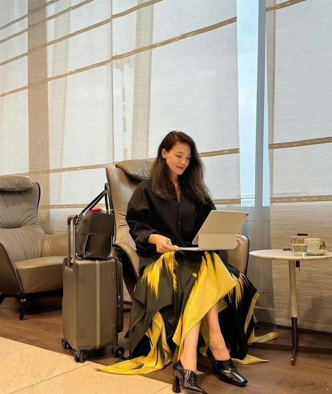 舒淇穿的竟是丝巾不是裙！漂亮女人就是不一样，工作时都超美迷人～ ​​​