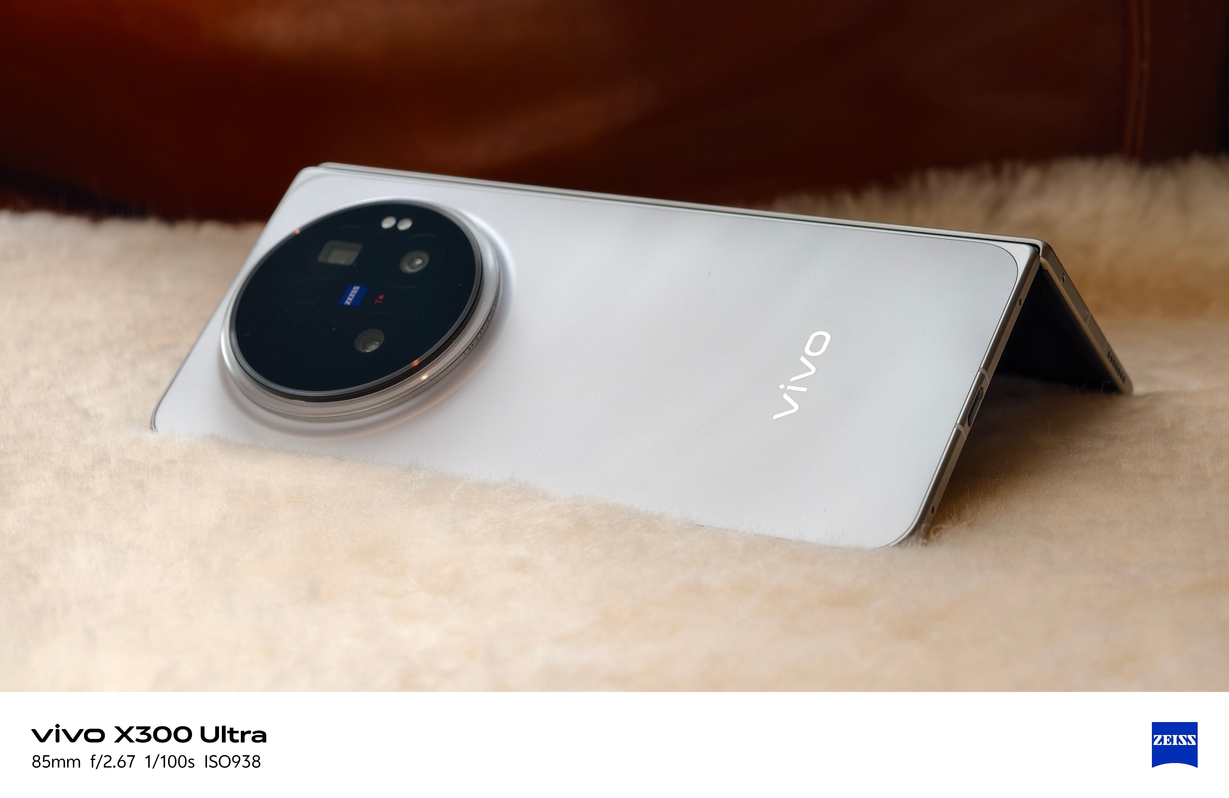 vivo x fold6真是轻啊，手感也不错。带上增距镜的转换壳也不重，配上增距