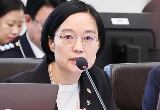 从政满打满算才一年，在韩国百强企业中唯一不靠财阀关系上位的女CEO，硬是被李在明
