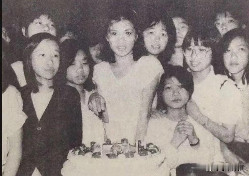 绝版老照片➡️翁美玲和粉丝一起过生日的珍贵瞬间[蛋糕]翁美玲 哪位女明星最迷人