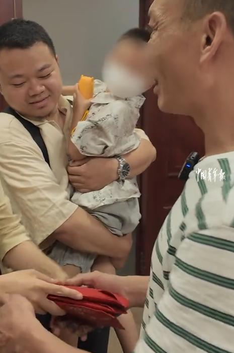 泪目！7月27日中国青年报报道，浙江一名箱包厂工人救下落水一家三口，没有留下名字