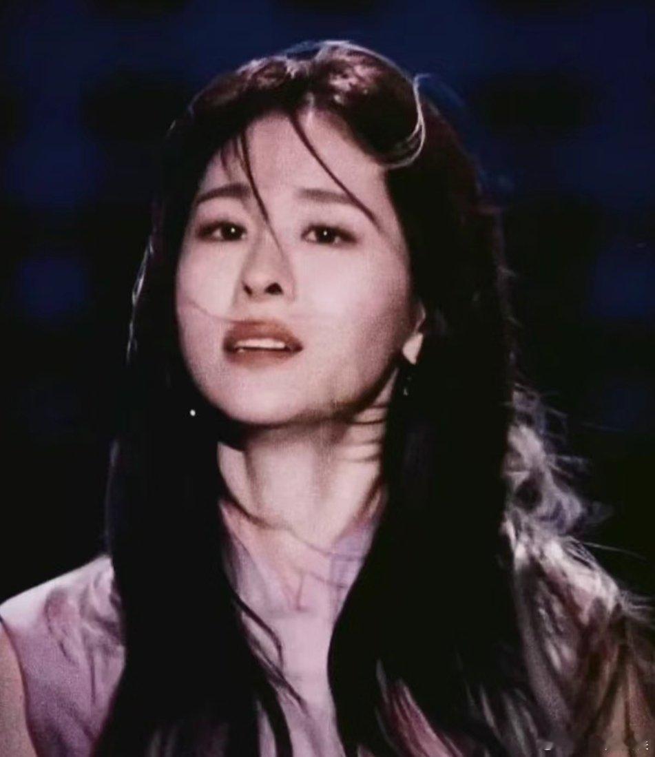 #张碧晨[超话]#哇这张氛围感绝了啊 ​​​