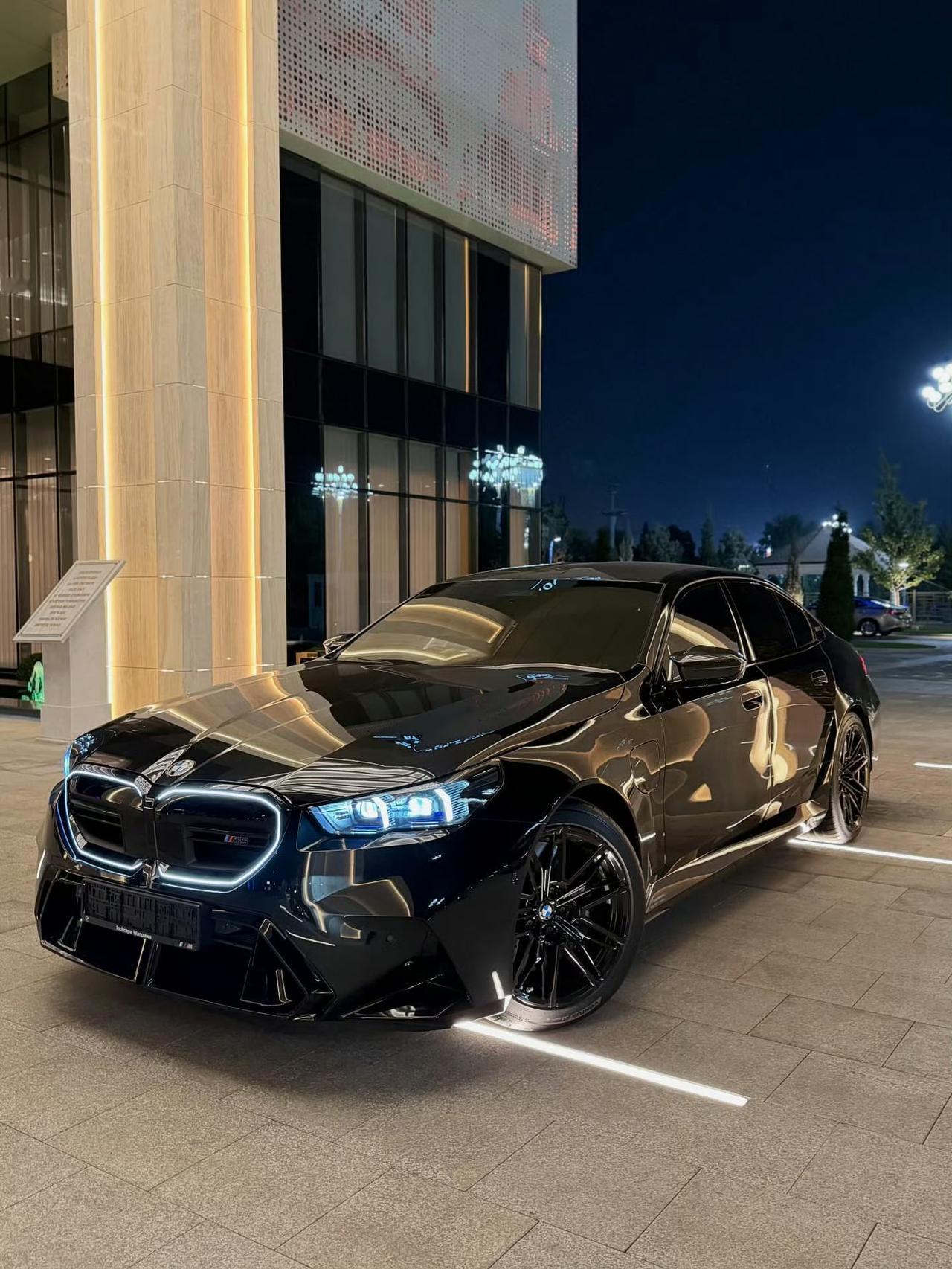 宝马 M5 G90 简直是动力猛兽！它搭载 4.4 升 V8 双涡轮增压 + 插