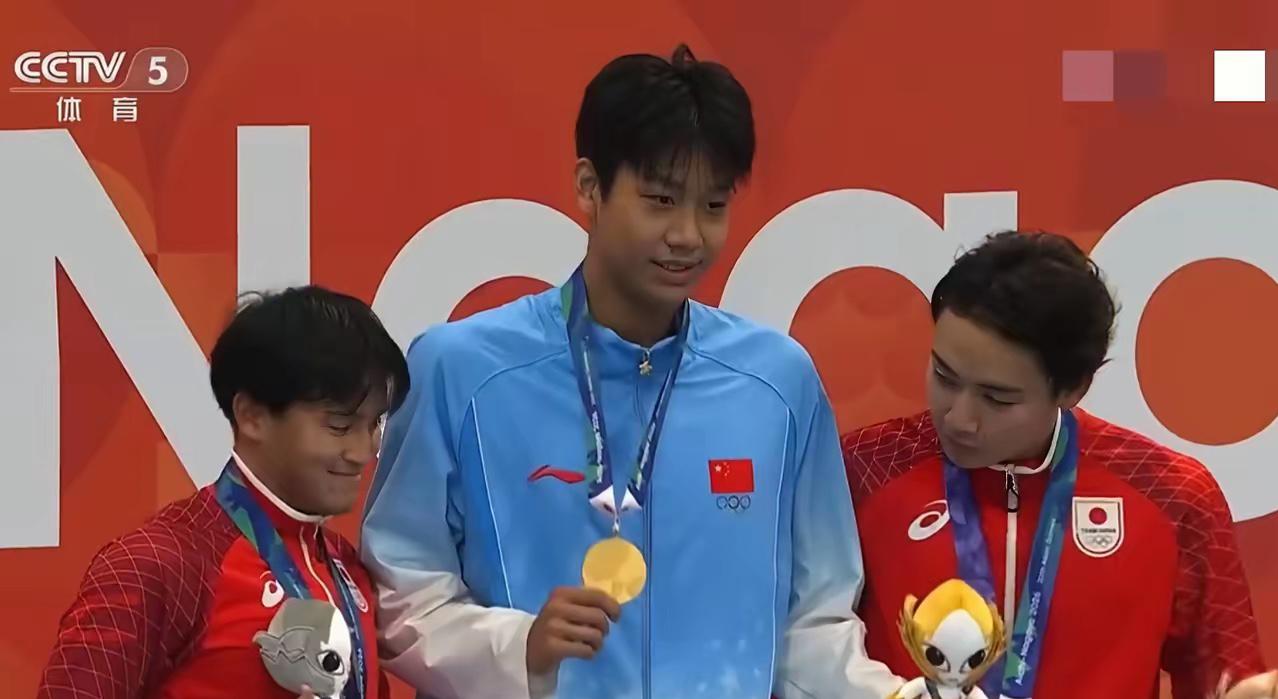 您瞧瞧，瞧瞧，就咱中国这个小伙，才19岁，亚运会冒尖了，拿了好几块金牌了，怎么这