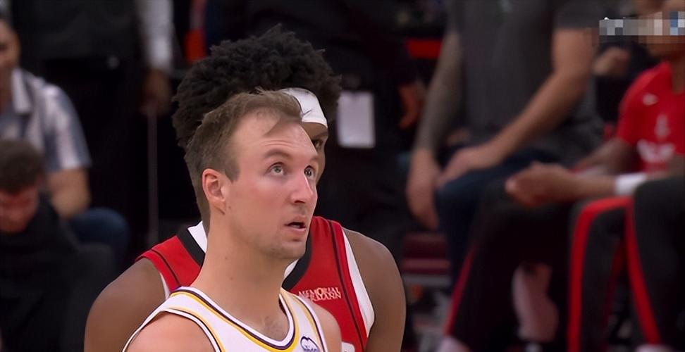 NBA季后赛首轮G4，湖人客场挑战火箭，本有机会3-1横扫对手晋级，没想到却遭遇