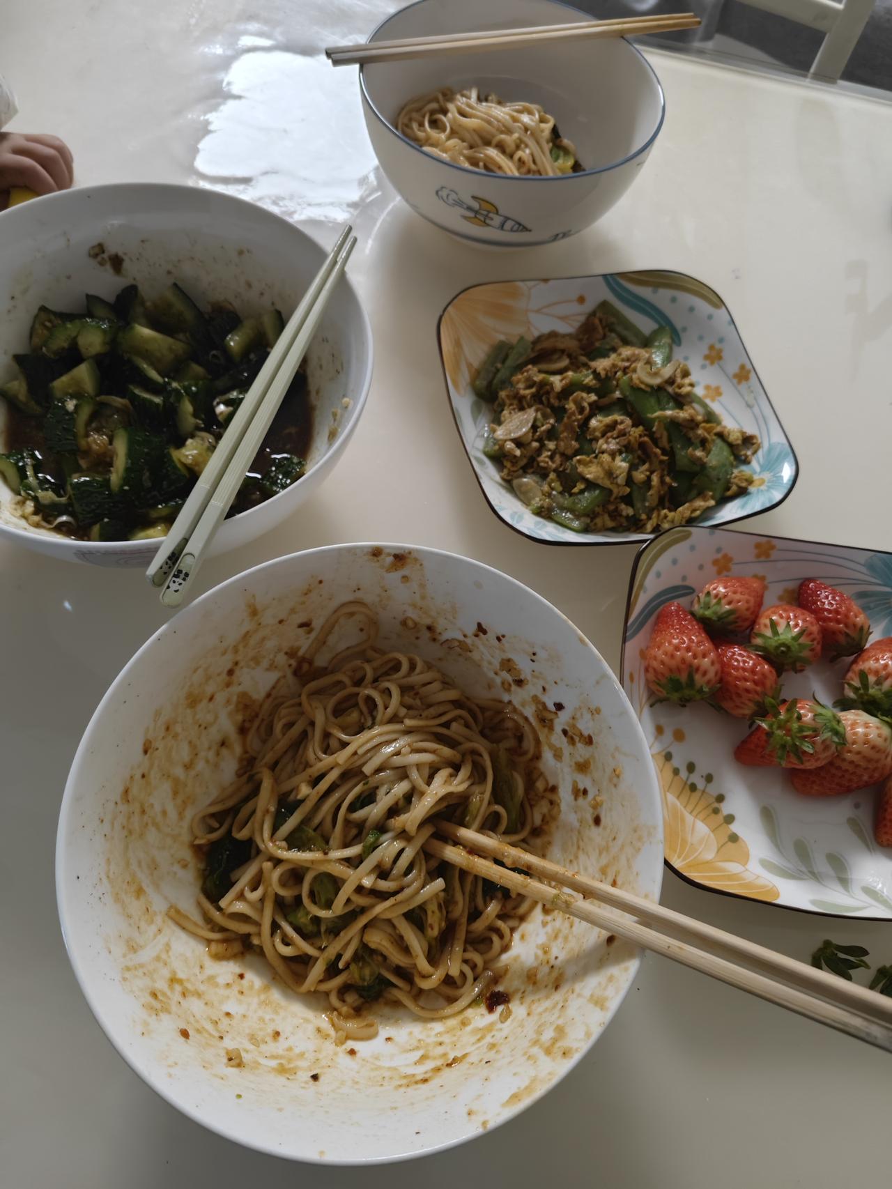 其实，真正的节日快乐，从不在于场面有多宏大，而在于内心是否丰盈。

在西安这个寒