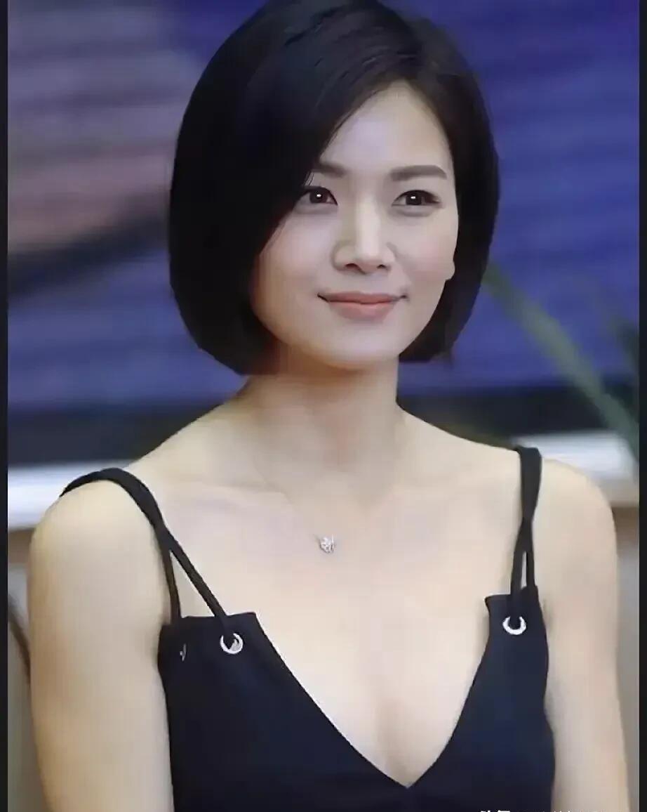 这个女演员长得文文静静的，气质也是清清爽爽的，可以说是娱乐圈里最干净的女明星，不