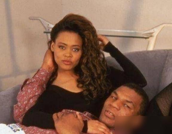 1988年，拳王 泰森 花了3000 万美元娶罗宾为妻，谁料，有一天泰森回到家时