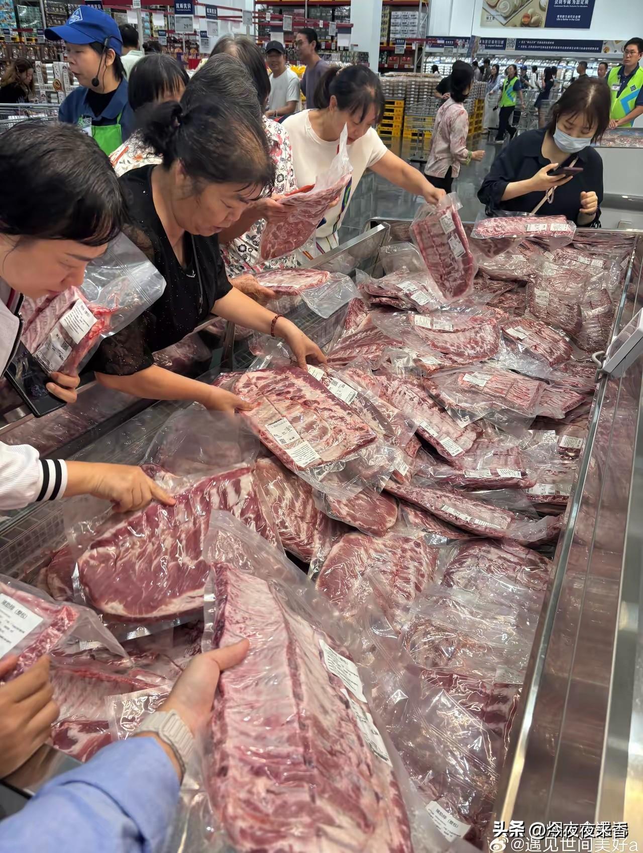 在山姆见很多人抢排骨，每人限购5包，本来不稀罕和她们一起，结账的时候看到基本每人