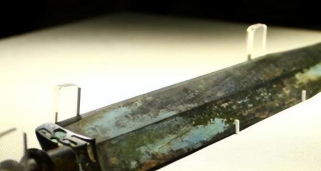 1976年，湖北一农民在挖葛根的时候，突然脚下一空掉进洞里，突然发现地上趴着一个