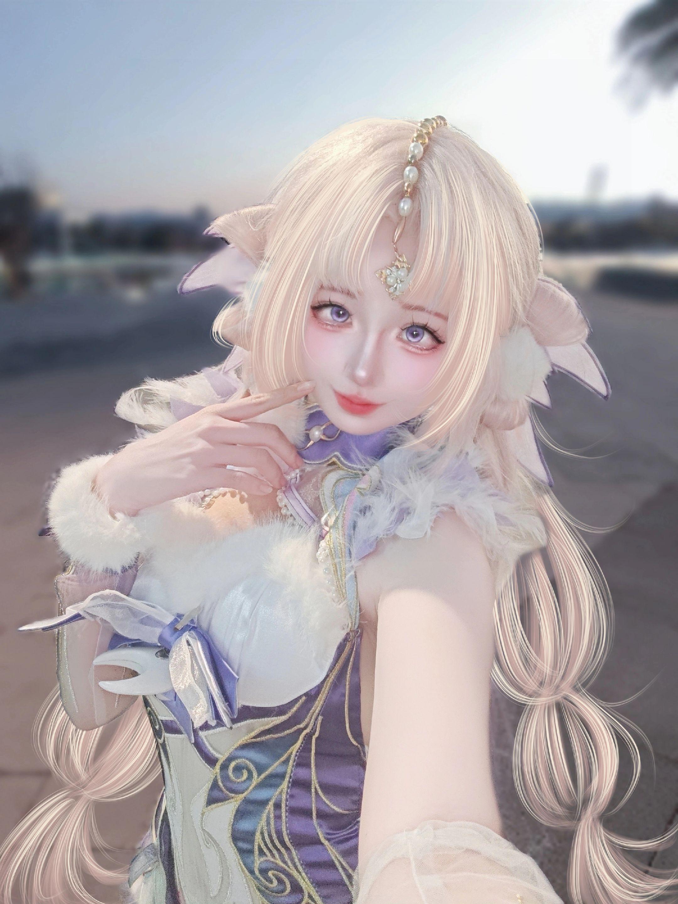 舔了舔自己的嘴唇，好甜，果然是甜妹。