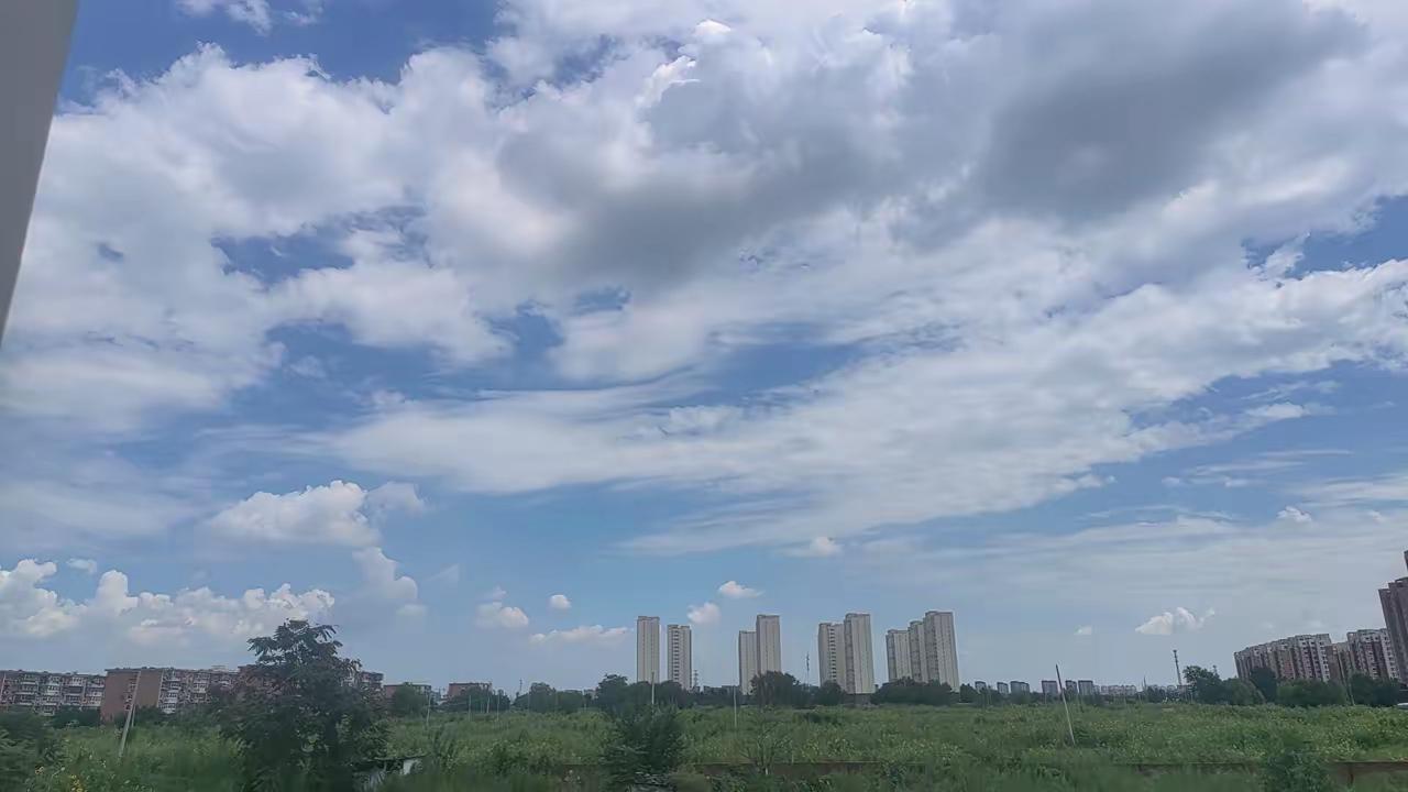 年轻那会儿，总觉得日子得过得惊天动地才算没白活，眼里揉不得沙子，心里装不下琐碎。