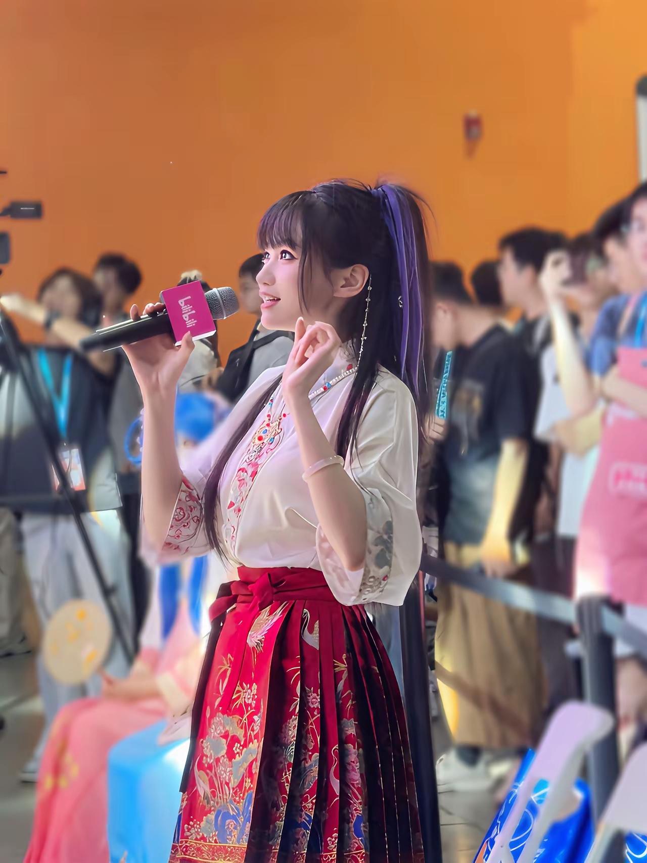 古风少女在活动中惊艳亮相，手持麦克风，引人注目！上联，清风本无意，诚邀下联 有没