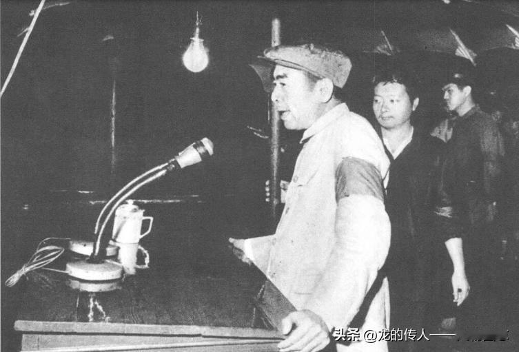 1968年8月22日，周恩来在清华大学冒雨参加群众大会。