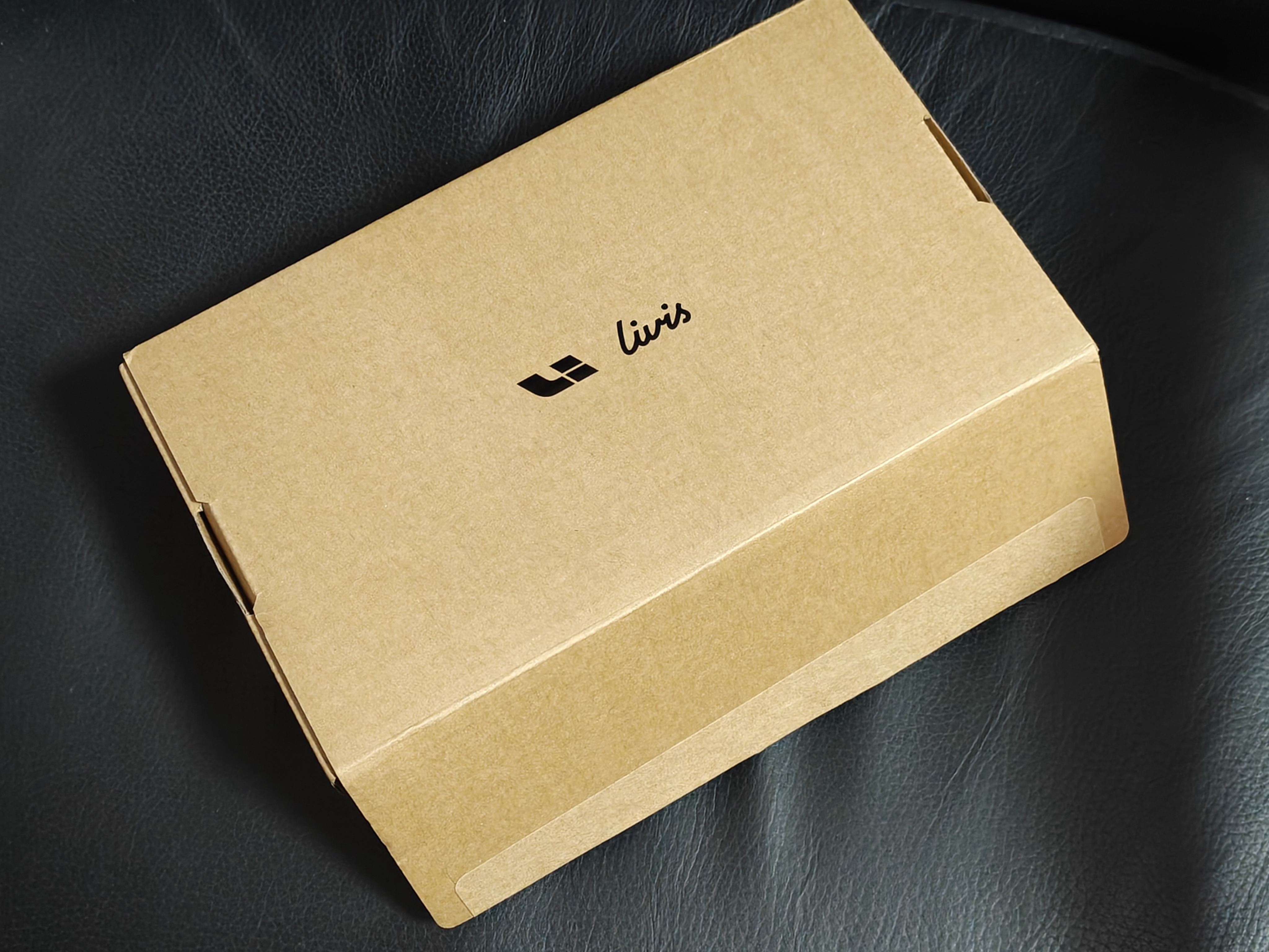 吴先生，你的快递到咯。打开一看，哎呦，我的理想 livis 智能眼镜。我这个是变