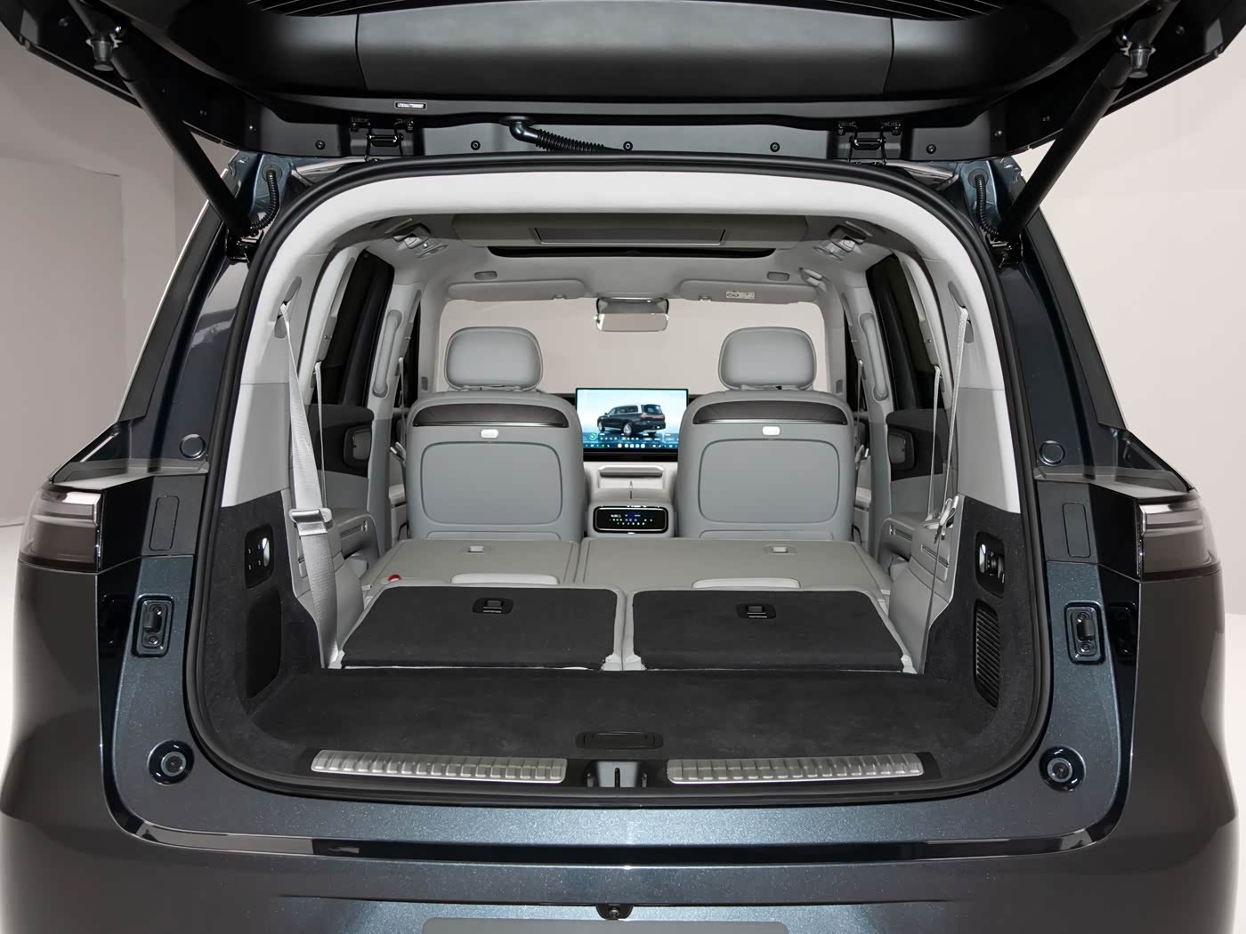 新车 虽然我不喜欢领跑品牌，不过该表扬的地方也得表扬，领跑D19有7座版，而且第