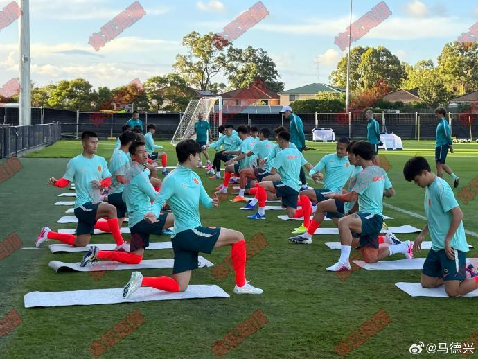 于汉超刘健周挺等老国脚为现国脚做示范
 
3月24日傍晚17点，中国男足前往悉尼