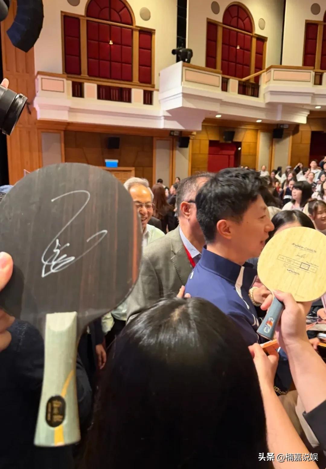 马龙现身香港理工大学出席活动，这待遇，堪比一线明星！
穿着蓝色李宁运动服的马龙，