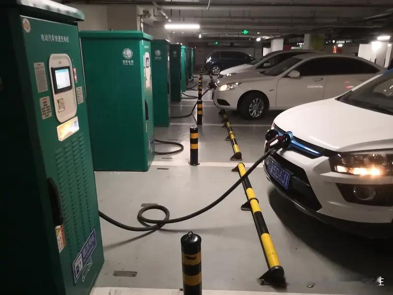 春运期间电车充电难，这事儿简直像块大石头压在心头，让人头疼不已。就说我那朋友，去