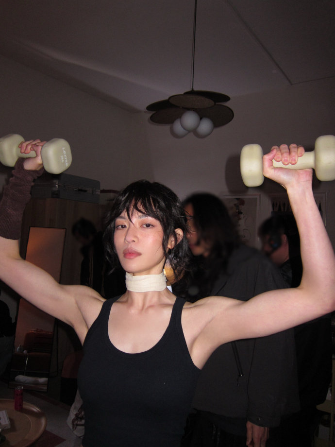 钟楚曦明日乐园杀青 钟楚曦等待着重逢的那天再一起干杯  钟楚曦明日乐园杀青，钟楚