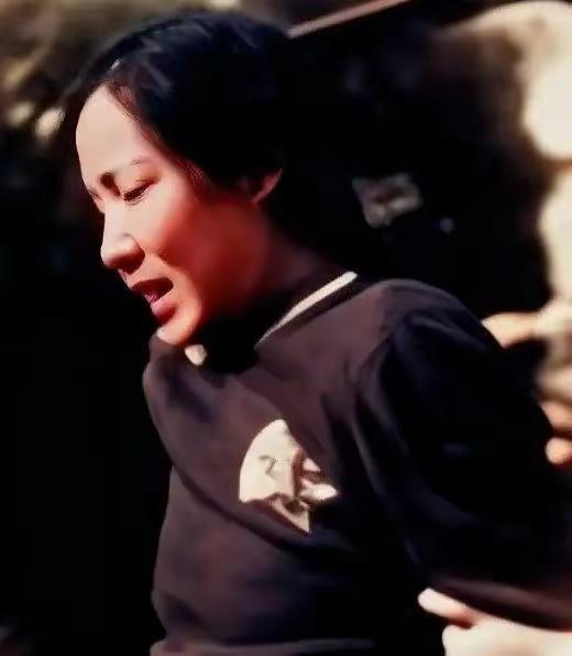 这是陈玉贞烈士就义前的留影，这并非演员扮演的，而是货真价实的历史珍品，容貌呈现的