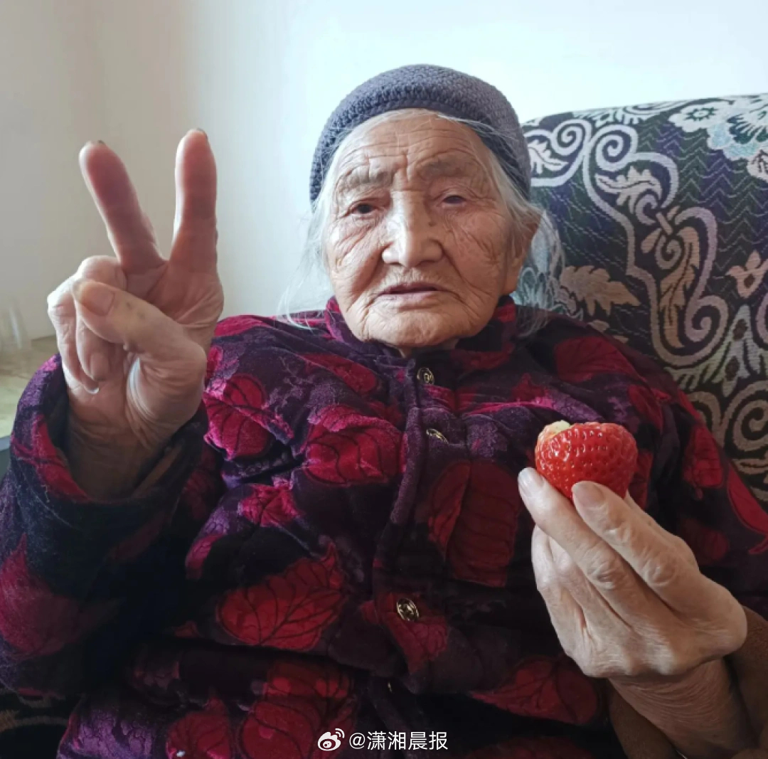 【#96岁奶奶怕忘在旧纸板上记零食名#，#儿子回应96岁母亲给零食做笔记走红#：