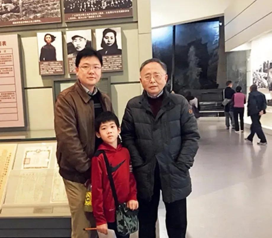 一张珍贵的照片定格在江竹筠（人们敬称的江姐）遗像前，画面中是她的儿子彭云、孙子彭