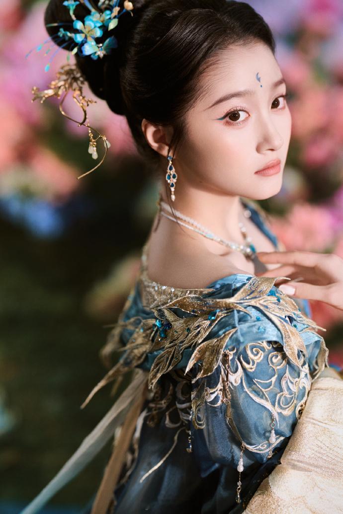 化身青鸟神女、漫步花海仙气十足——关晓彤。每日明星美图分享