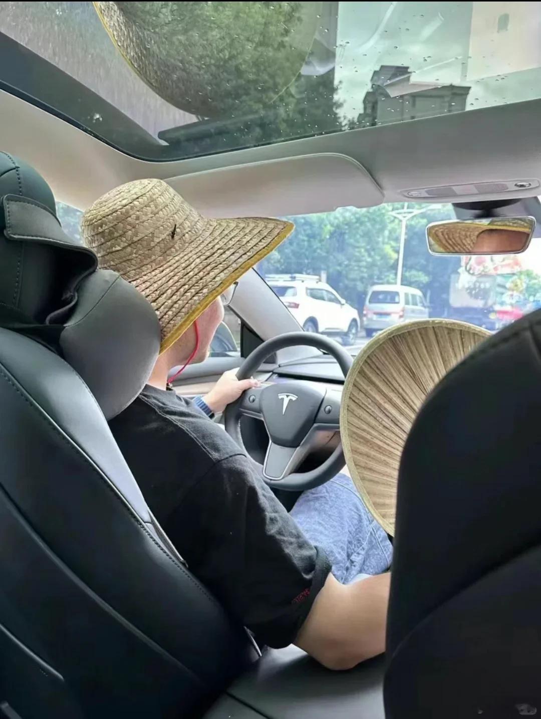 特斯拉车主是真能硬扛啊，大天幕晒得像蒸笼，墨镜、遮阳伞、防晒衣全套配齐，还带火一