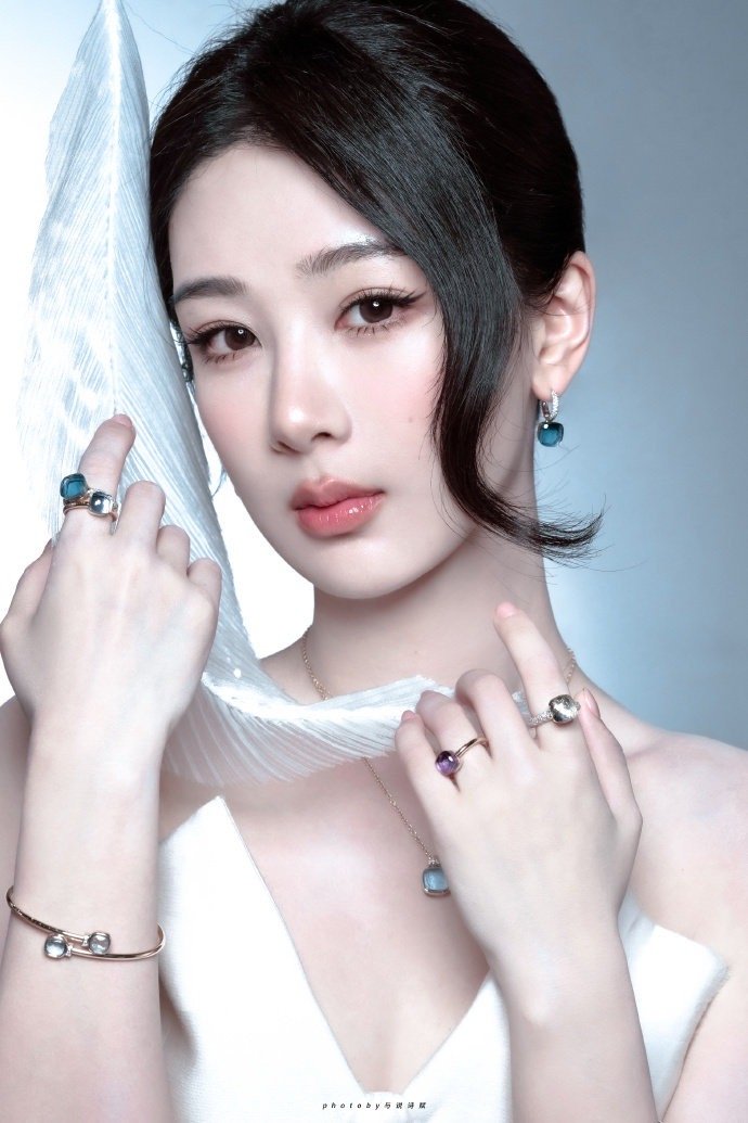 杨紫玉兰花开君再来 💜杨紫董竹君 你是雾，是旧梦，是写在糖纸上的诗，是我心上的