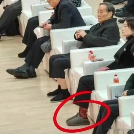 宗老父女俩一样的低调朴素，宗老作为老一辈企业家勤俭节约爱穿布鞋，可作为含着金汤勺