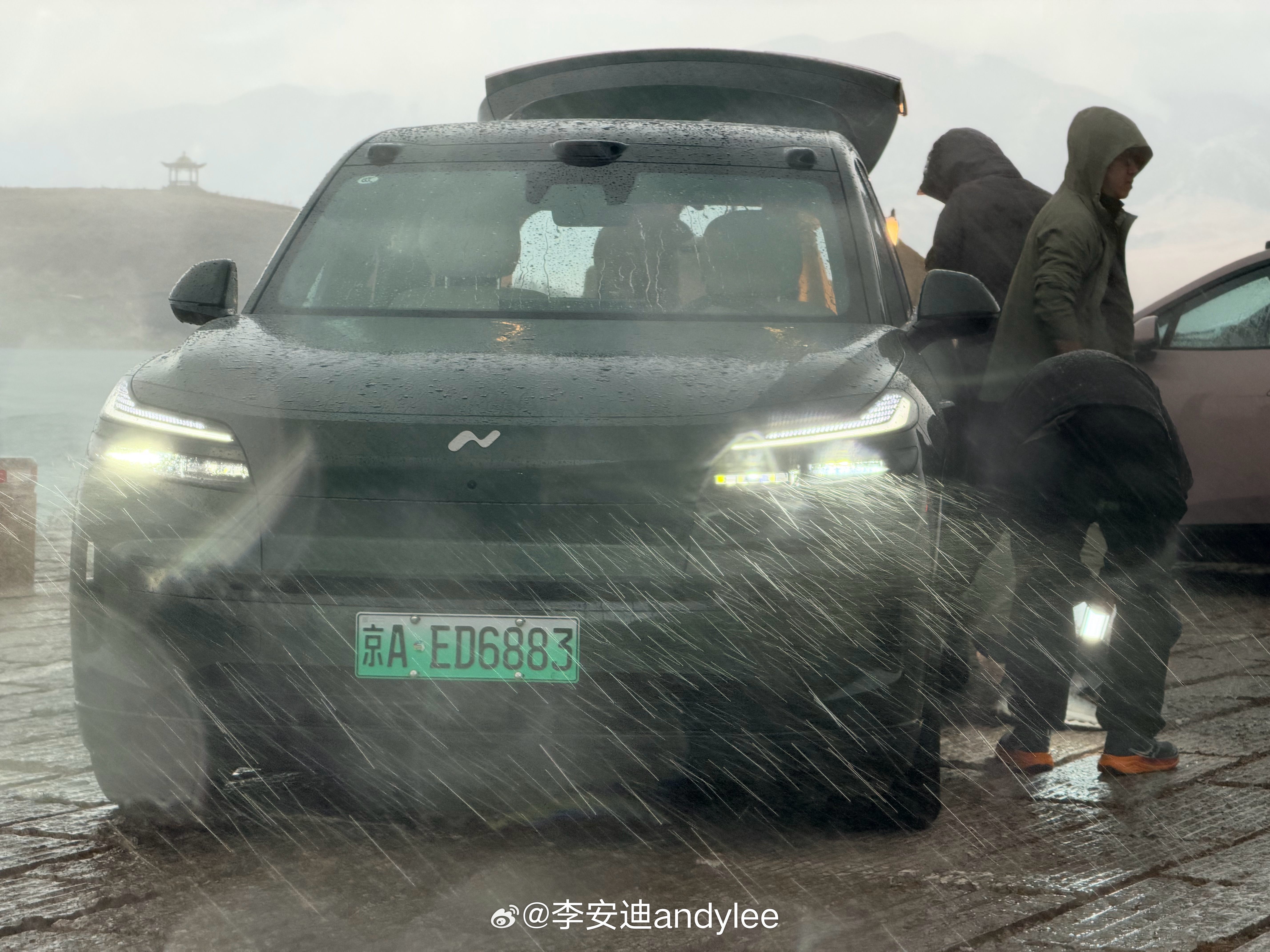 今天乐道团赛里木湖直播有点不顺，直播一开暴雨就来，正所谓“雨水则发”，加油！乐道