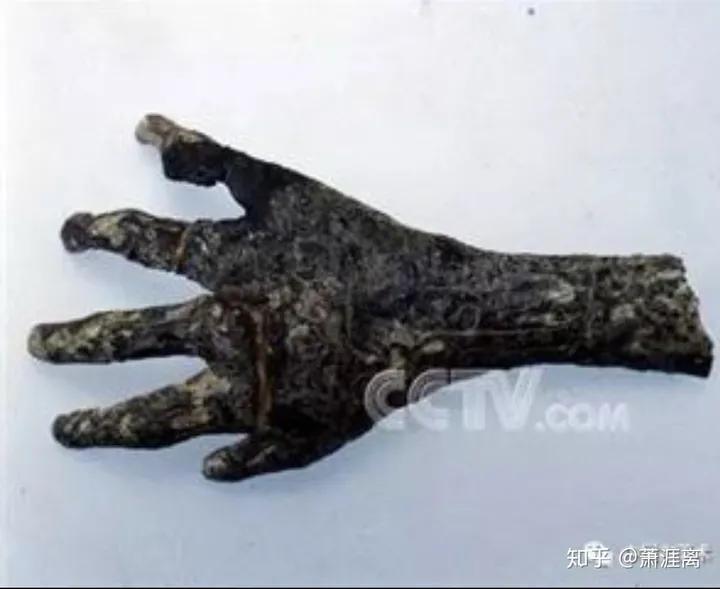 殷墟亚长墓

从亚长墓出土的随葬品规格数量来看，仅次于附近的妇好墓，象征军权的铜