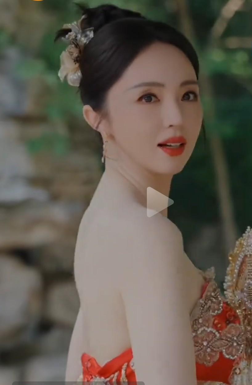 演员董璇晒婚礼一周年照片

        近日，演员董璇在社交平台晒出与丈夫张