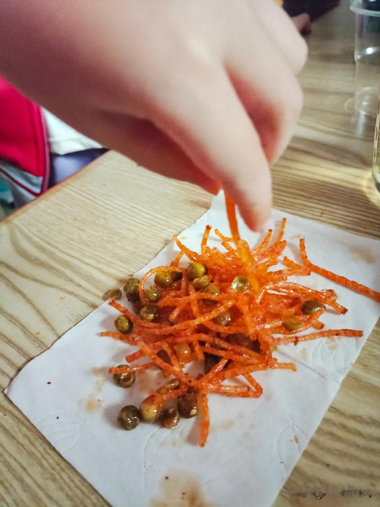 真不知道辣条有什么吸引力，大人小孩都那么喜欢吃？

前一段时间我去零食店里给孩子