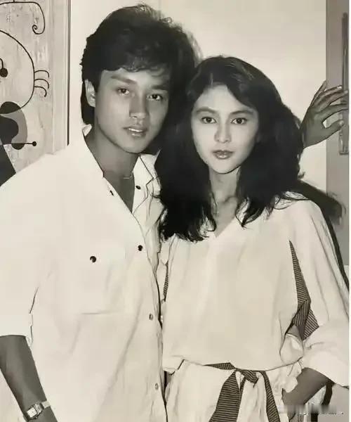 看这张1981年的合影，张国荣那时候才25，关之琳刚19，俩人都嫩得能掐出水来！