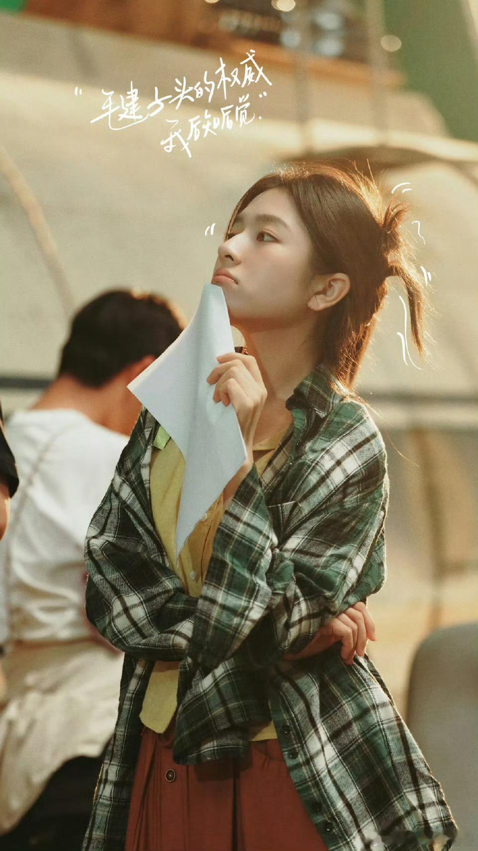 李兰迪吊带黑裙黑色吊带裙勾勒出温柔气质，李兰迪现身活动状态绝佳，优雅又清甜，一颦