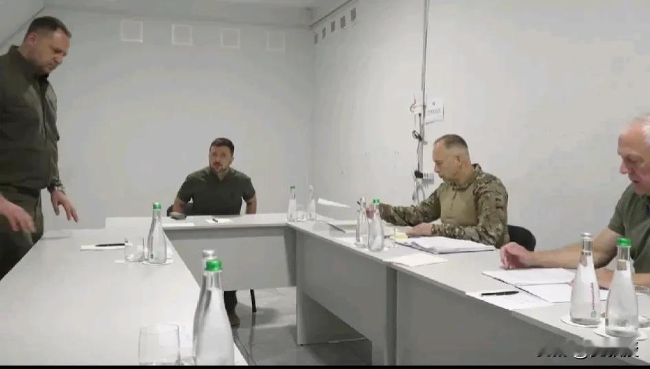 泽连斯基胆子还挺大，居然跑到前线去
也不怕被俄罗斯🇷🇺包饺子
泽连斯基发文说