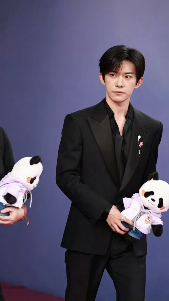 听他们小娃娃说，易烊千玺是00后一代里面，演技和实力的扛把子，是最有可能成为天王