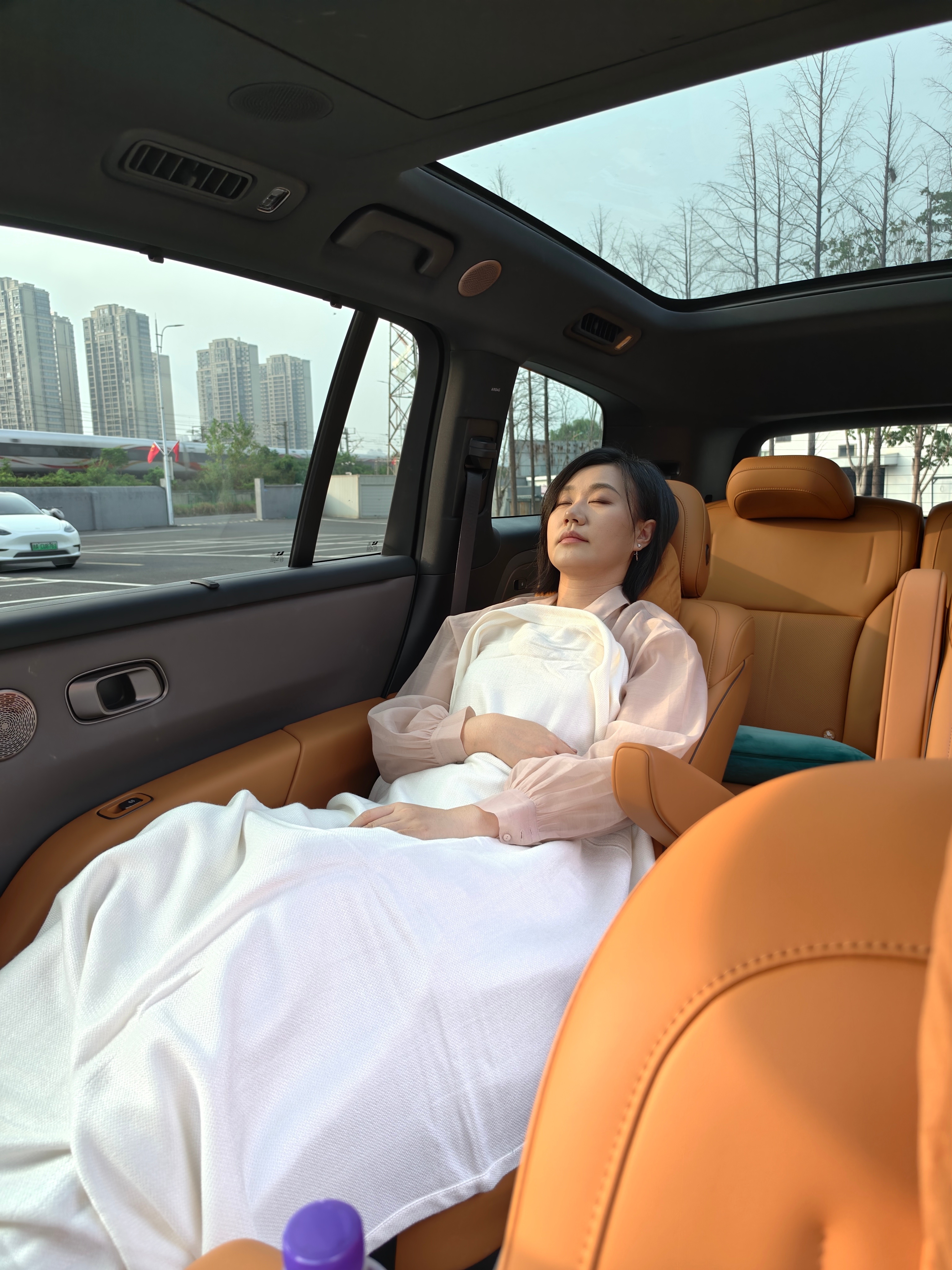 带娃出门像搬家？理想i8把“省心”刻进空间设计里！2+2+2六座布局搭配纯平地板