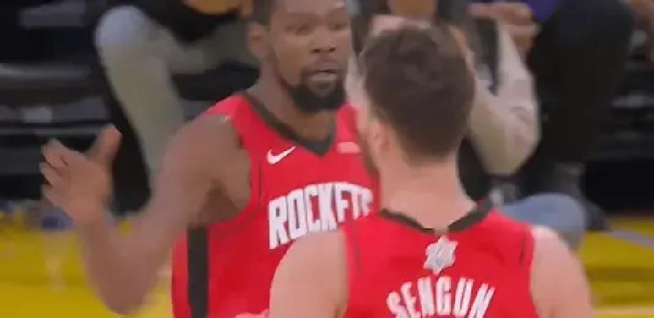 湖人那套老迈的防守，被火箭的年轻人彻底拆解了。你发现没？火箭每次赢球，剧本都一样